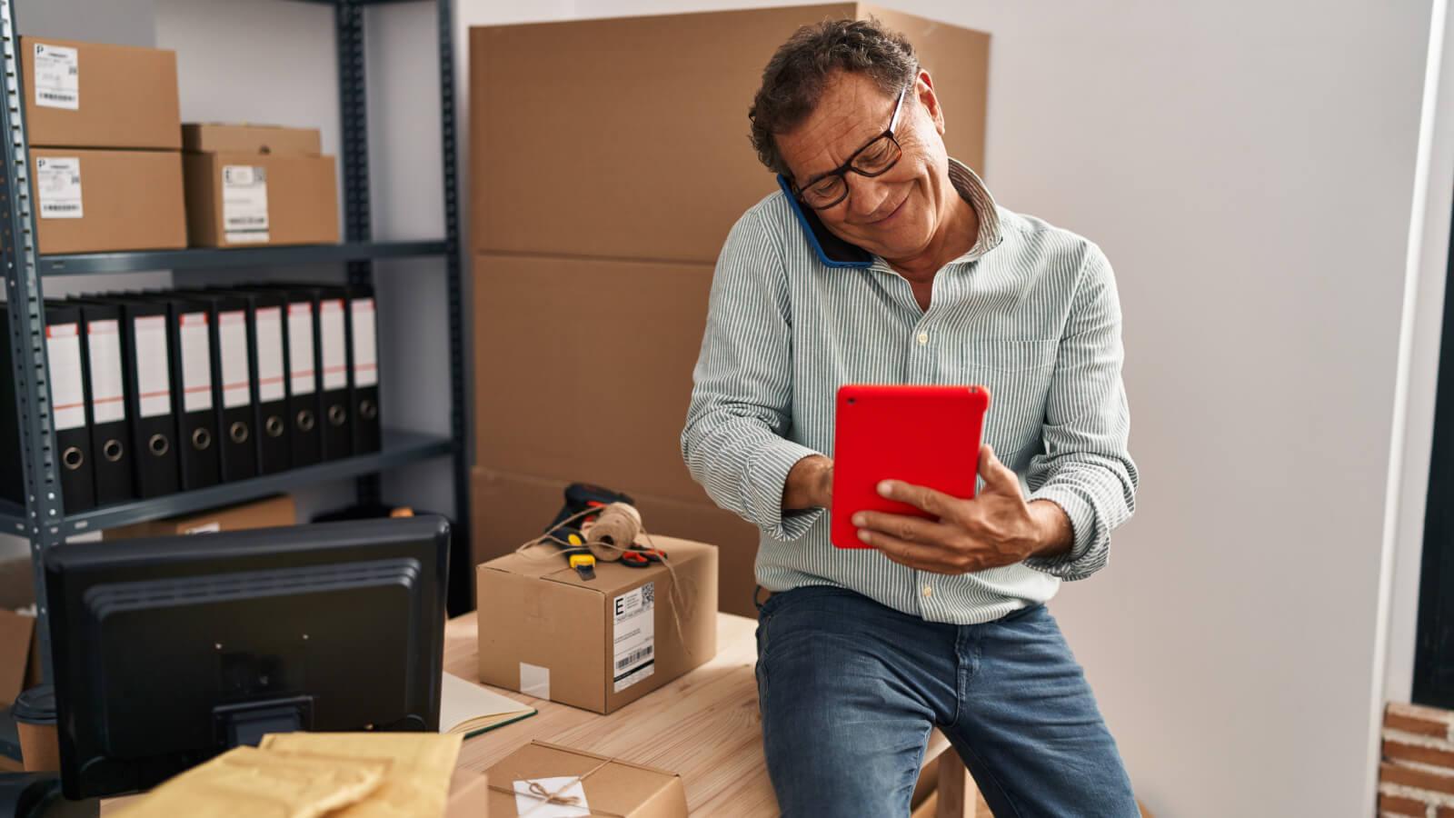 Hombre a cargo de la operación de un ecommerce controlando stock en depósito