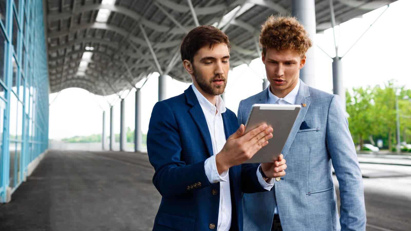 Dos personas revisando las mejoras aplicadas en la operación de su negocio