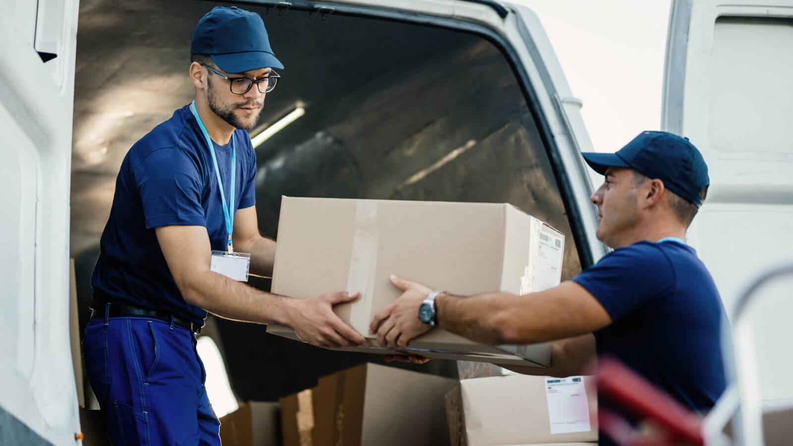 Equipo de logística urbana entregando mercadería