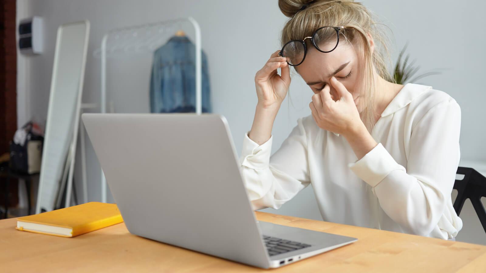 Mujer molesta revisando su computadora